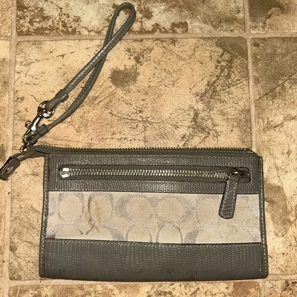 Coach signature canvas wristlet wallet in gray with patent leather trim - Picture 4 of 5
